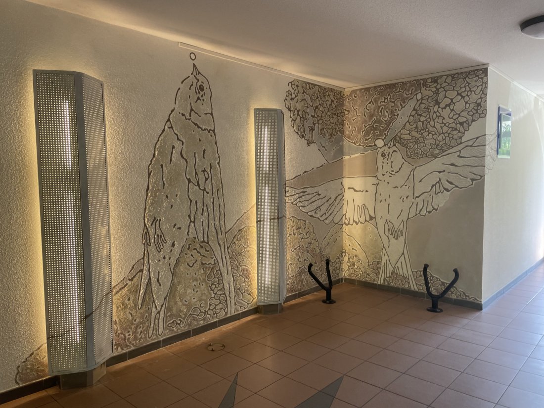 Ingang links muursculptuur beton ingang zwaluwlaan